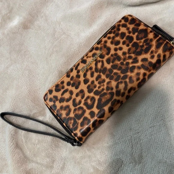 Leopard wallet- brand new w/o tags. - Picture 1 of 4